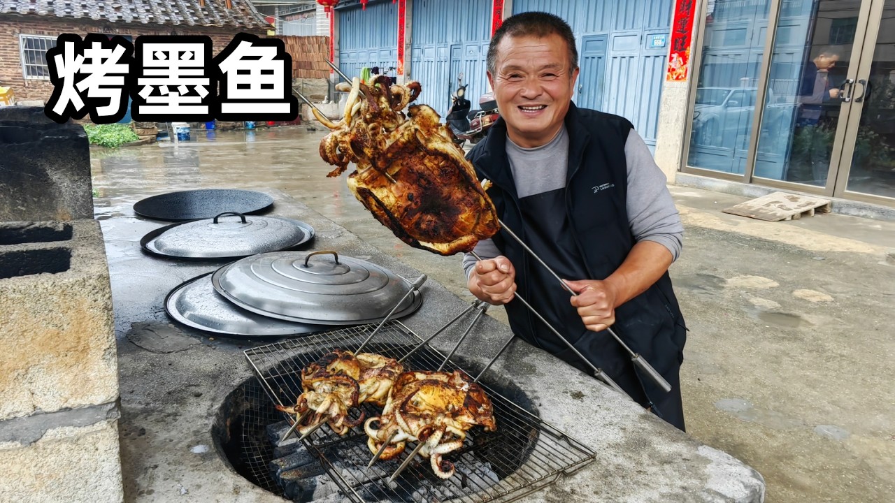 24斤重大墨魚，炭火烤至金黃，切開的瞬間看餓了