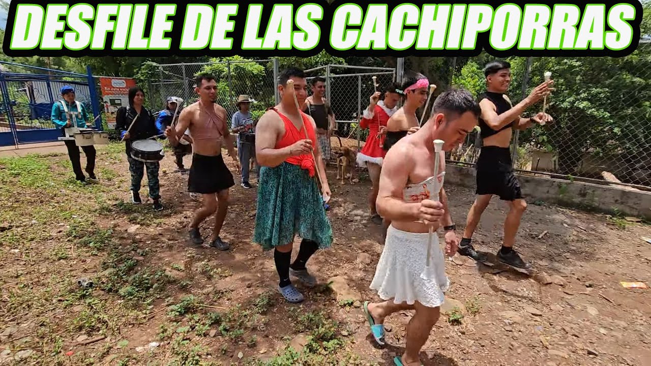 Desfile de las cachiporras y la banda de paz por las calles del cantón.