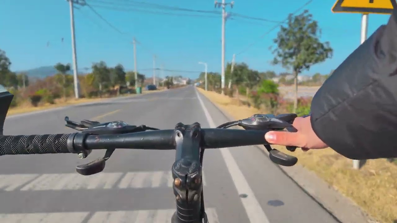 Go biking in a little twon in China.(Life Record)