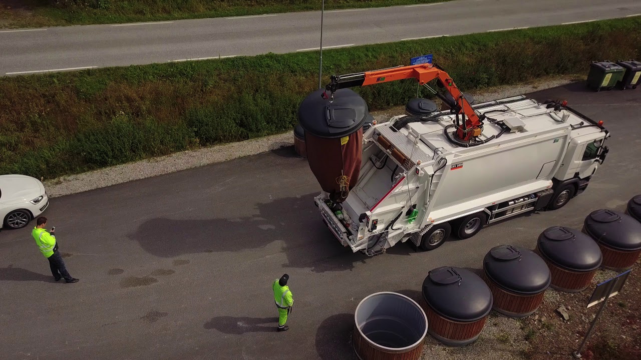 Tømming av nedgravde molok containere med renovasjonsbil