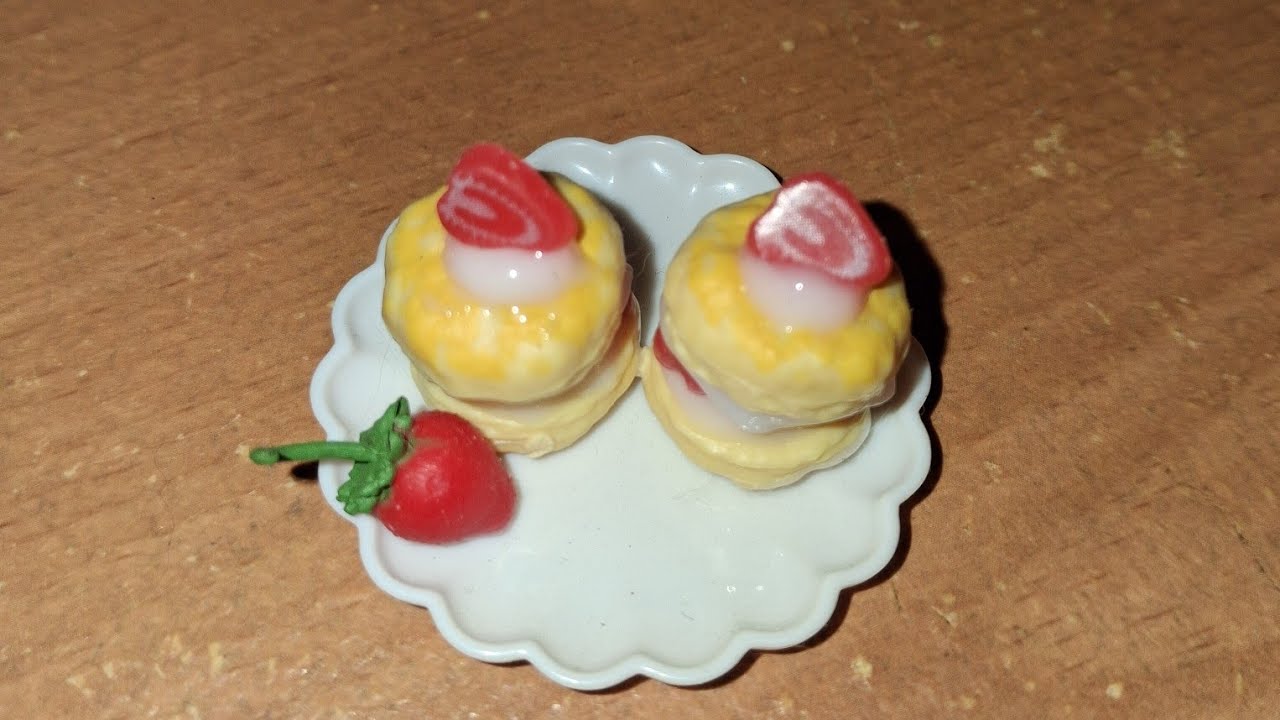 Miniverse Cafe 5 Making Strawberry Shortcakes 