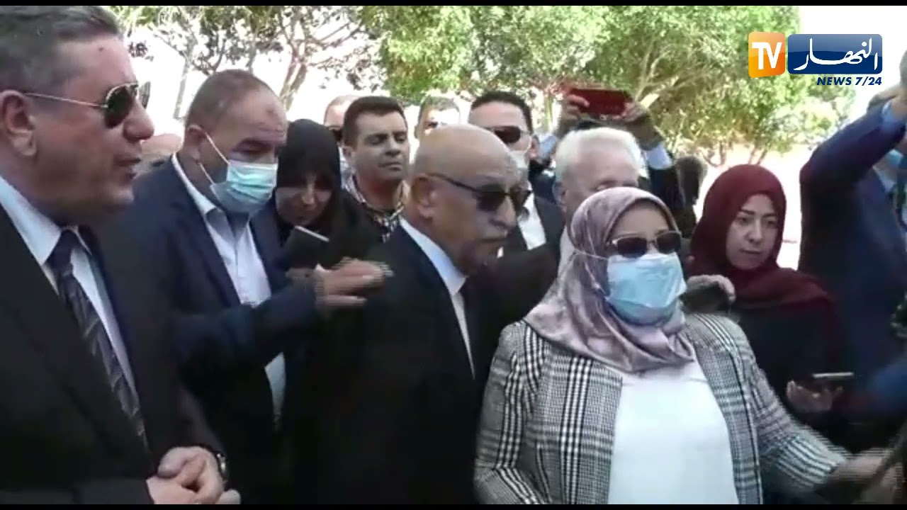 مستغانم:  الوالي يشجع مديرة الأشغال العمومية على تقديم شرح المشروع باللغة العربية