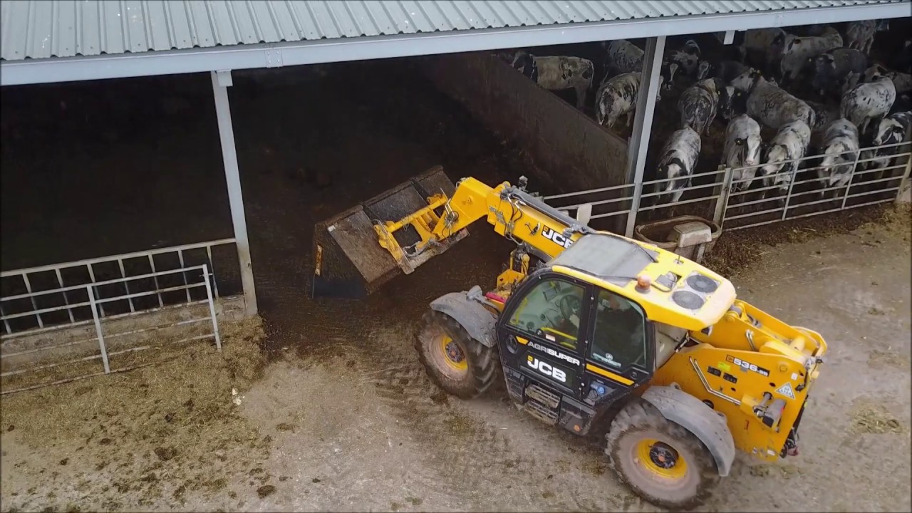 Mucking out with the JCB Agri Super / JCB Fastrac 4220 (HD)
