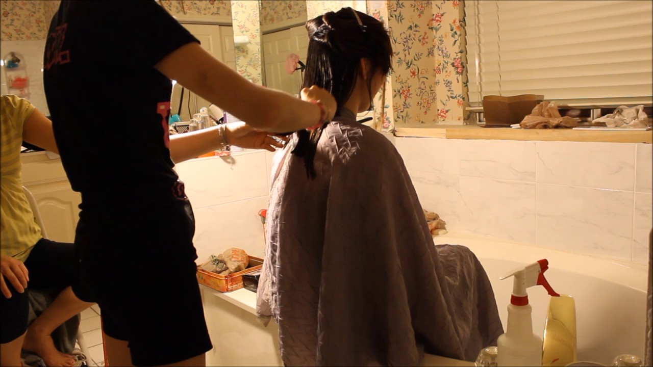 MY SISTER GIVING ME A HAIRCUT GOES WRONG!! (NOT A CLICKBAIT)