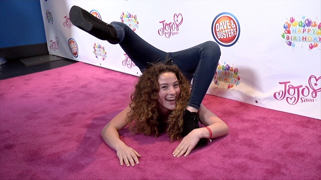 Sofie Dossi's Amazing Contortion Act On The Pink Carpet