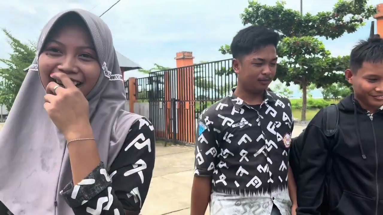 “Di balik gerbang sekolah”  By12c