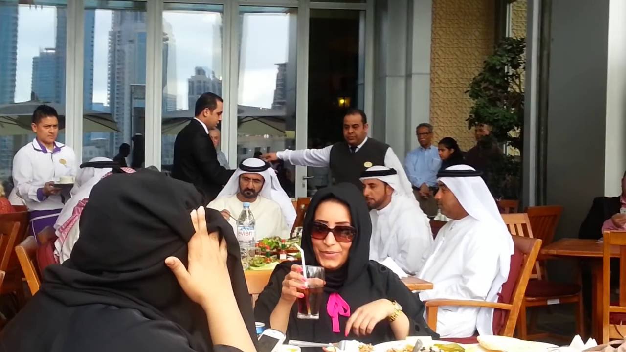 Sheikh Mohammad Bin Rashid Al Maktoum at Dubai Mall الشيخ محمد بن راشد آل مكتوم يمشي ويتغدى دُبي مول