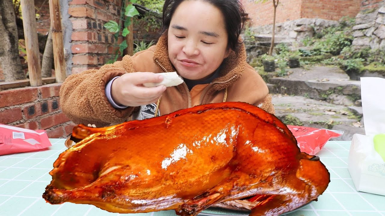 苗大姐收到北京朋友送的烤鸭，整个人乐坏了，肉嫩味香真好吃 #大口吃肉
