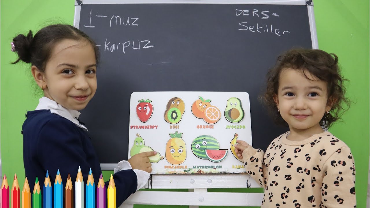 Hafsa bir öğretmen gibi davranıyor￼