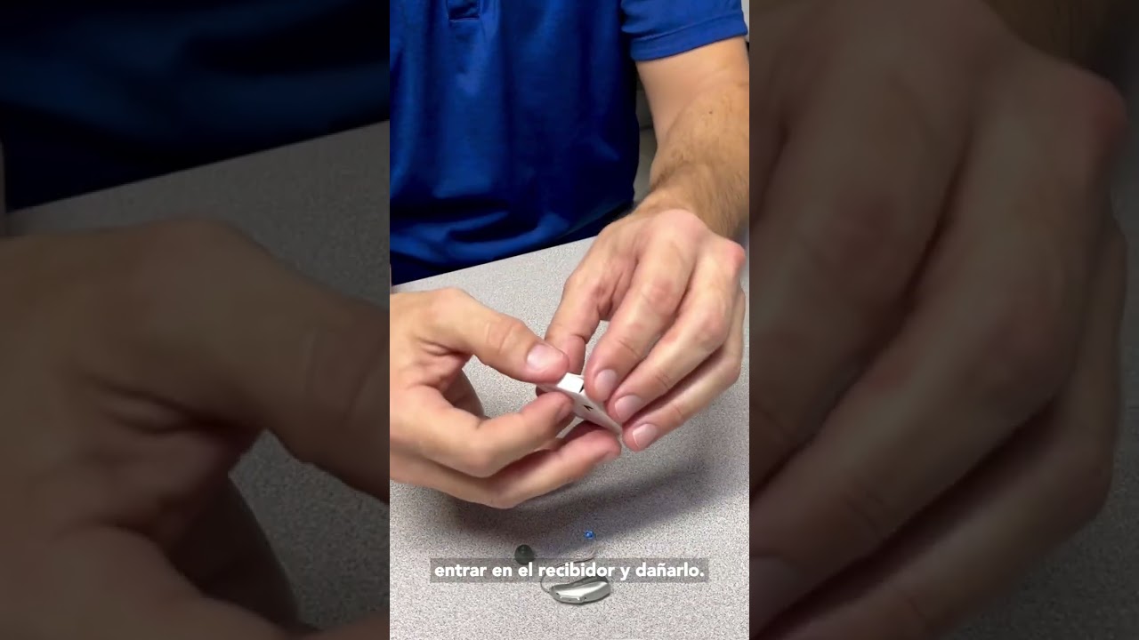 Cómo cambiar el filtro o limpiar un audífono Phonak