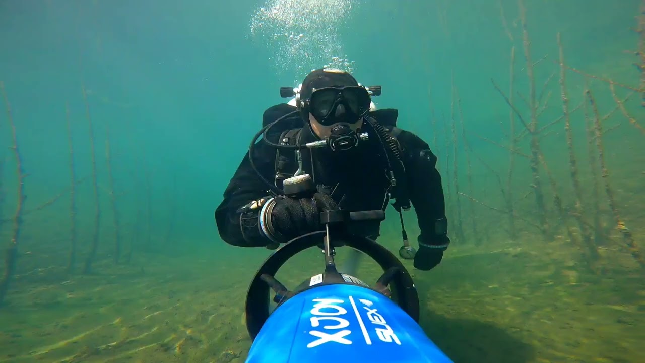 Jezero Medard ponor se skůtrem od přivaděče na zatopený les. Viditelnost 6-8m. 20.9.2025