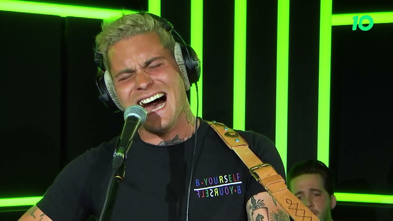 Douwe Bob - One (U2 cover) live @ Ekdom in de Morgen