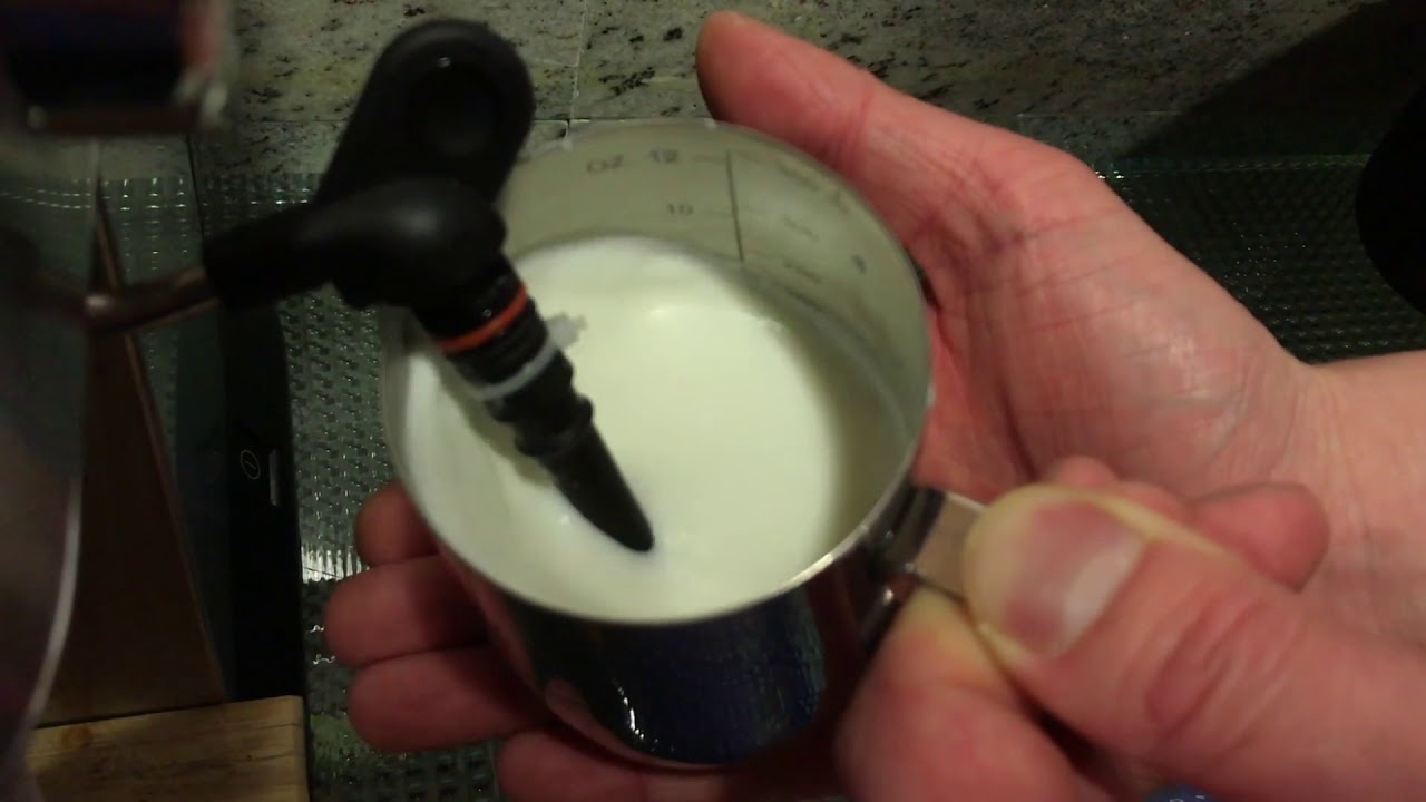 Frothing milk for latte art with the De'Longhi Dedica EC685