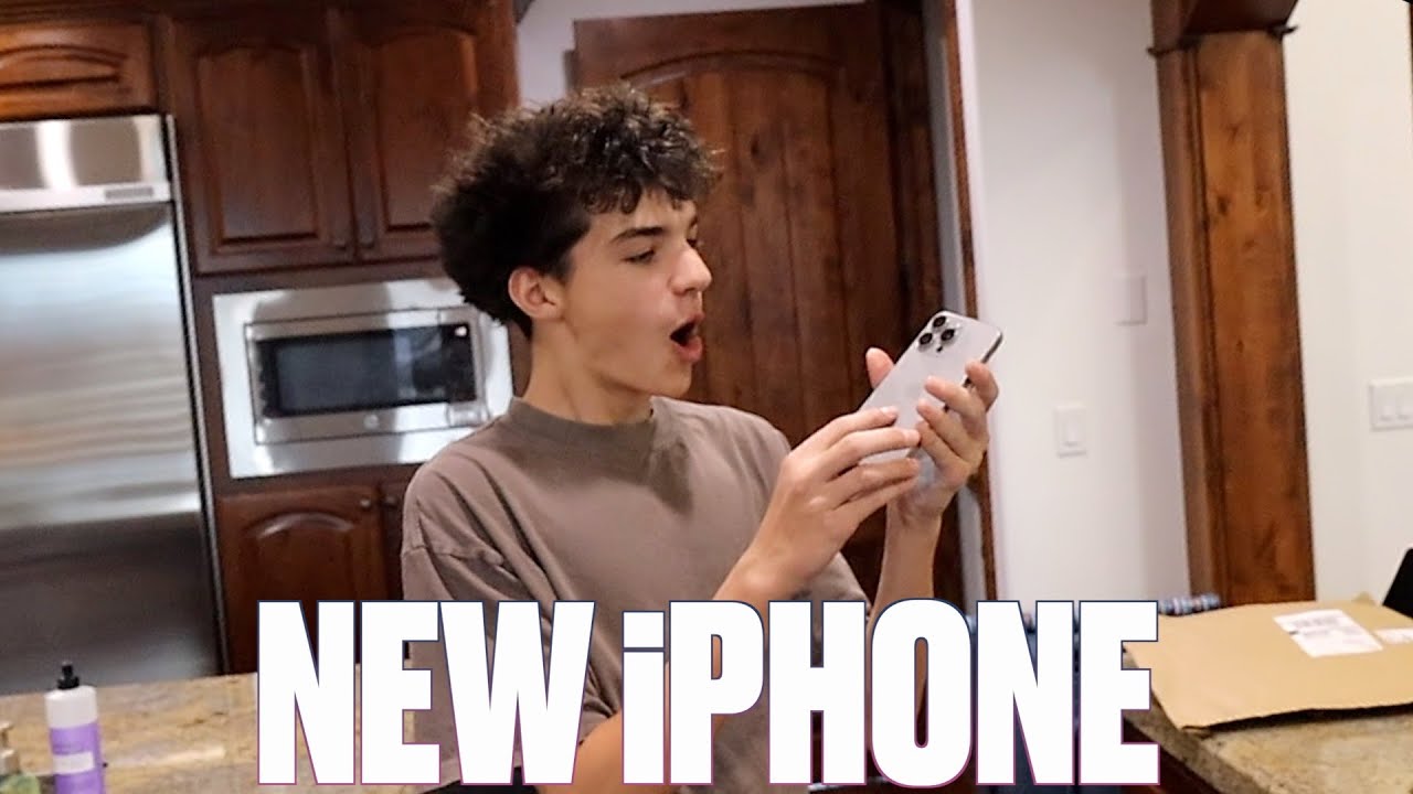 ПОЛУЧАЕМ НОВЫЙ iPhone, КОТОРЫЙ ОН НЕ ПРОСИЛ | СЮРПРИЗ ДЛЯ НАШЕГО ПОДРОСТКА НОВЫМ ТЕЛЕФОНОМ