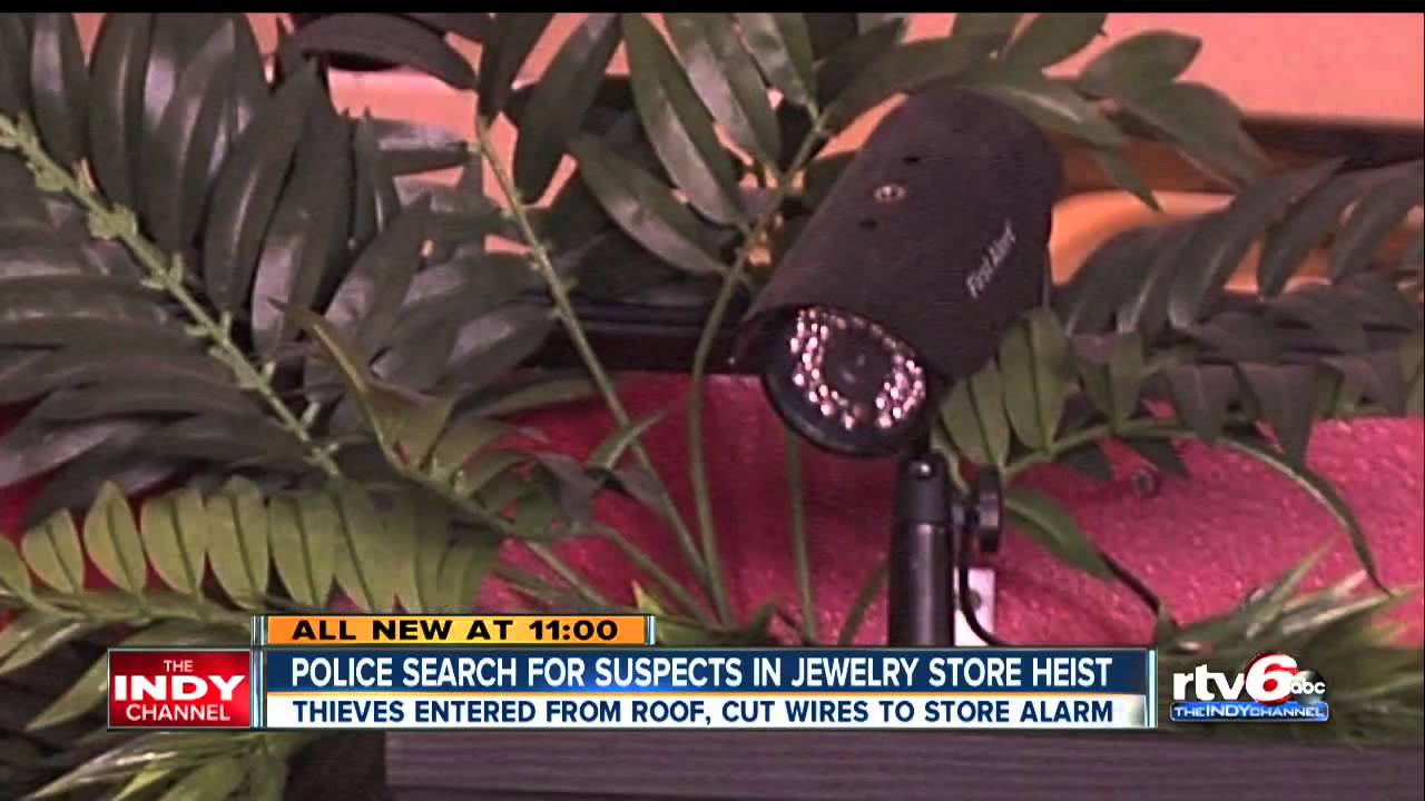 Jewelry thieves cut through roof, security wires