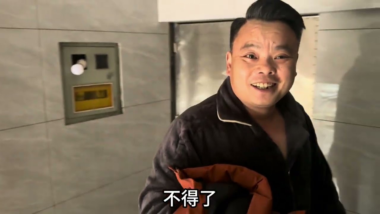 老六趁修养期间给自己做了个造型，媳妇被迷的挪不开眼🫣 #动作这一块拿捏死死的 #感谢粉丝们的一路陪伴一路支持 #