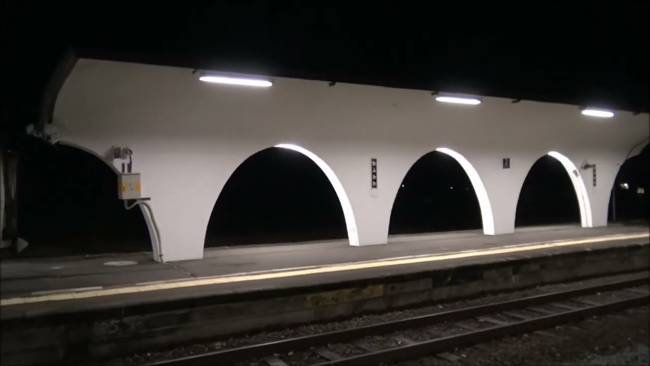 半円アーチが並んだ白いホーム壁が特徴的な夜の石北本線上川駅2・3番線ホームを1番線ホームから見る