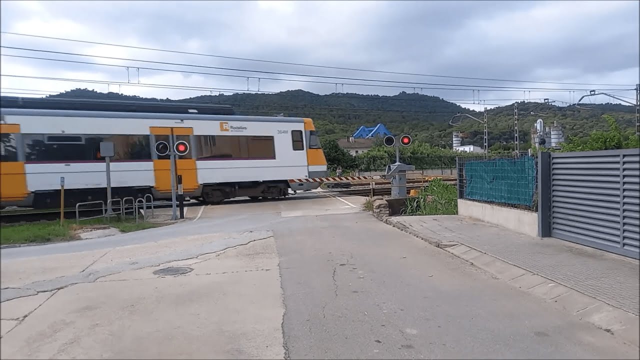 Paso a nivel con barreras en Llinars del Vallès