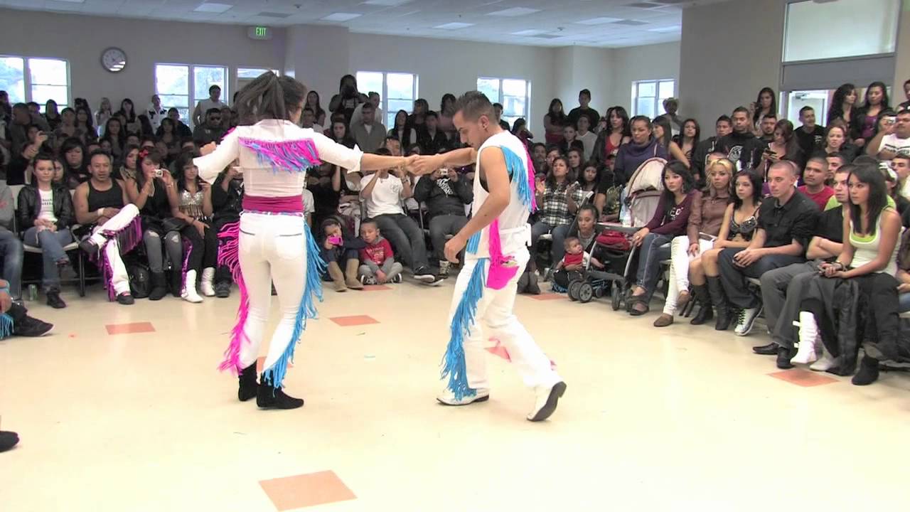 Evolucionando la quebradita competencia 2/club los santitos