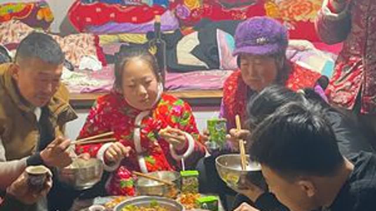 山西吕梁，除夕夜到了大春家炒了几个家常菜，一家人坐一起真温馨