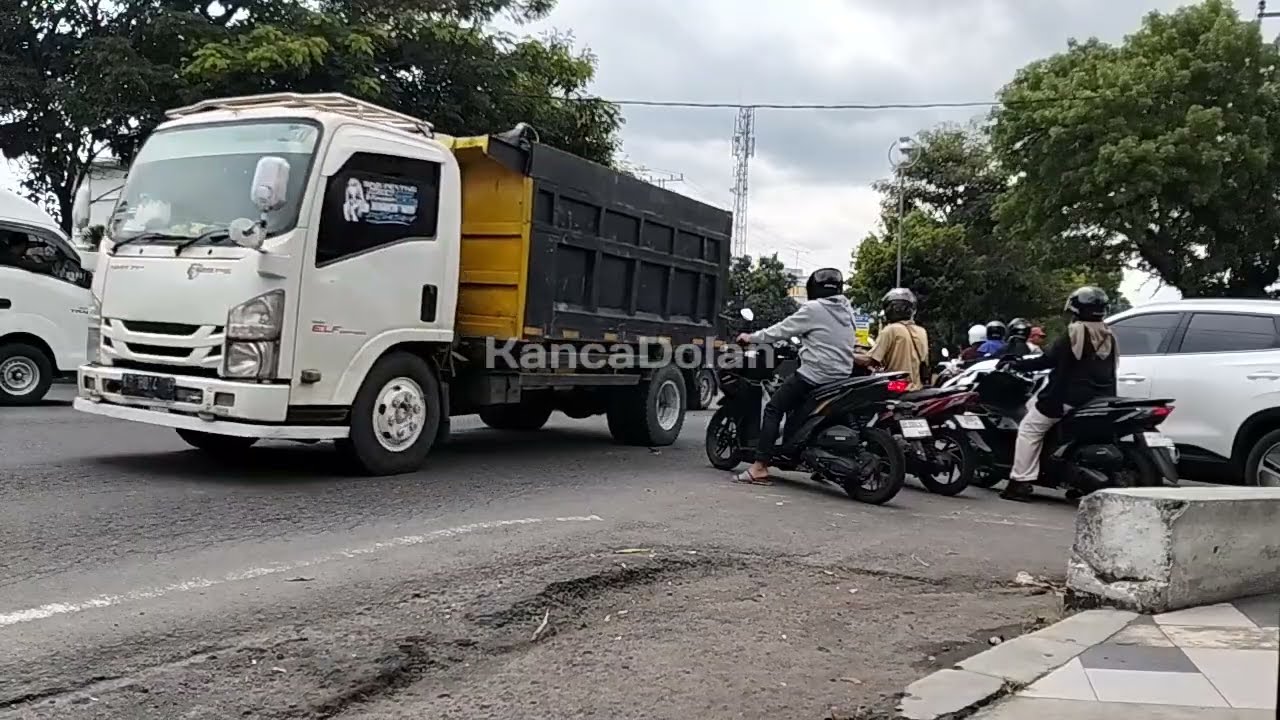 Suara Kendaraan Besar Truk dan Mobil di Jalan Raya Indonesia || Suasana Lalulintas Kota