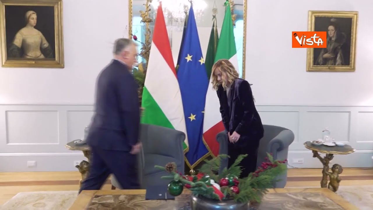 Orban alza la testa e ammira gli affreschi di Palazzo Chigi durante le foto con Meloni