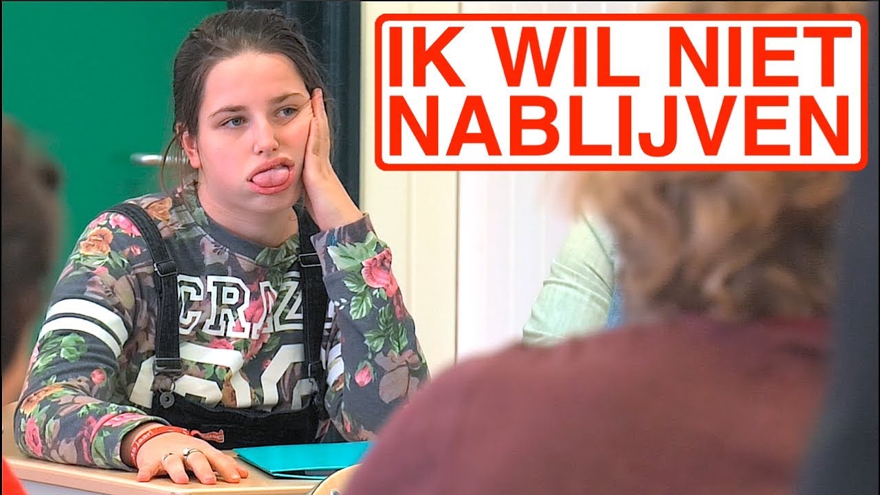 MEISJE LOOPT BOOS DE KLAS UIT