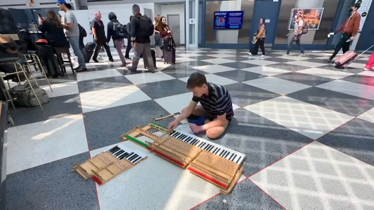 Охрана чуть не помешала мне починить это общественное пианино.