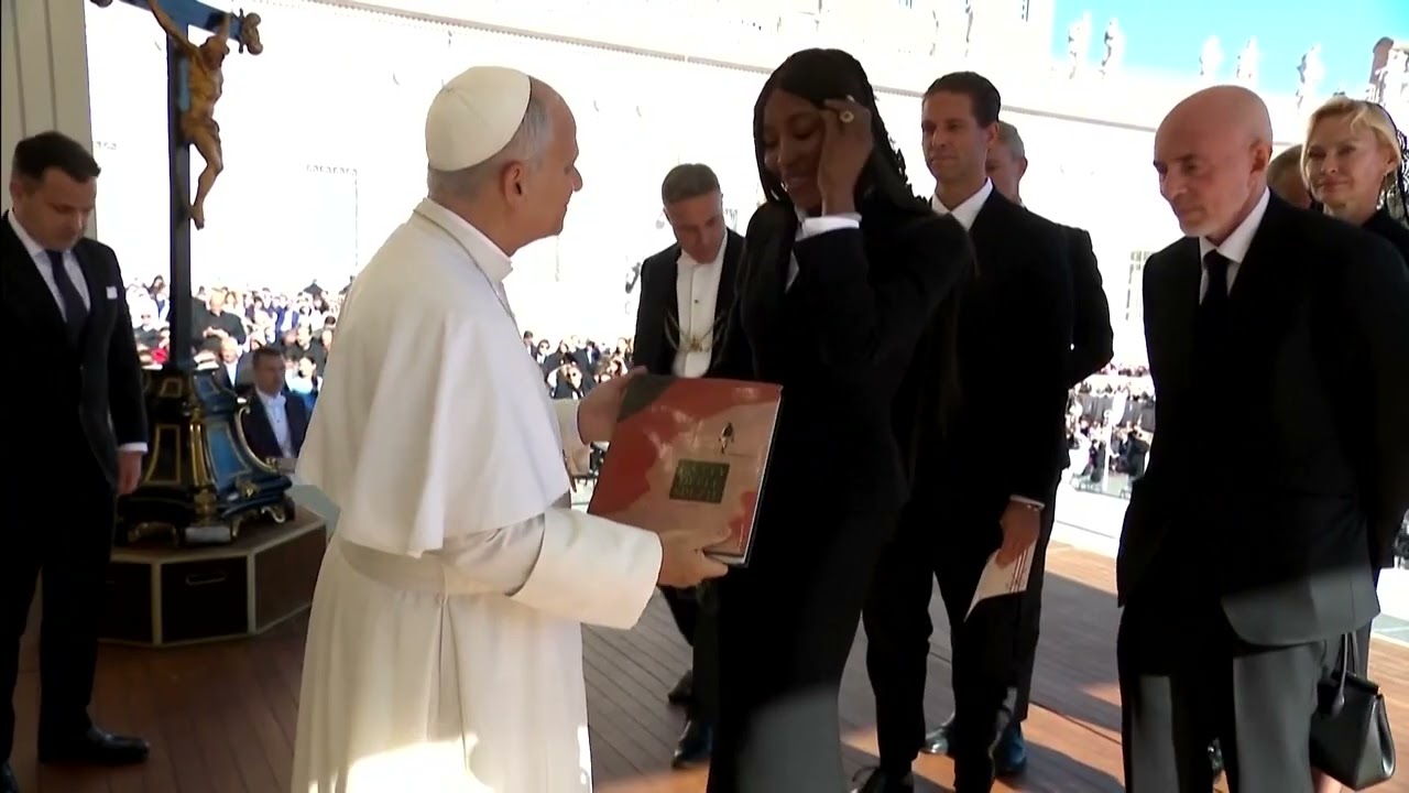 Naomi Campbell incontra Papa Leone XIV: l'outfit Dolce&Gabbana total black