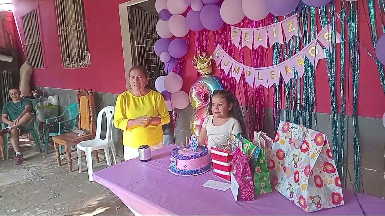 Feliz cumpleaños. 🎉🎈🎁🎊🎵🍼🎂Mi. Prima. Regalo. Dios. Más