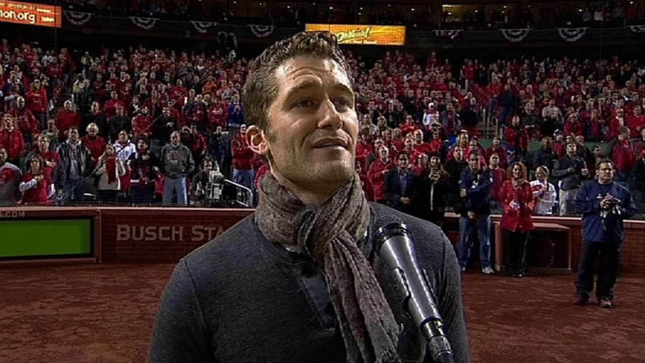 NLCS Gm5: Morrison sings the national anthem