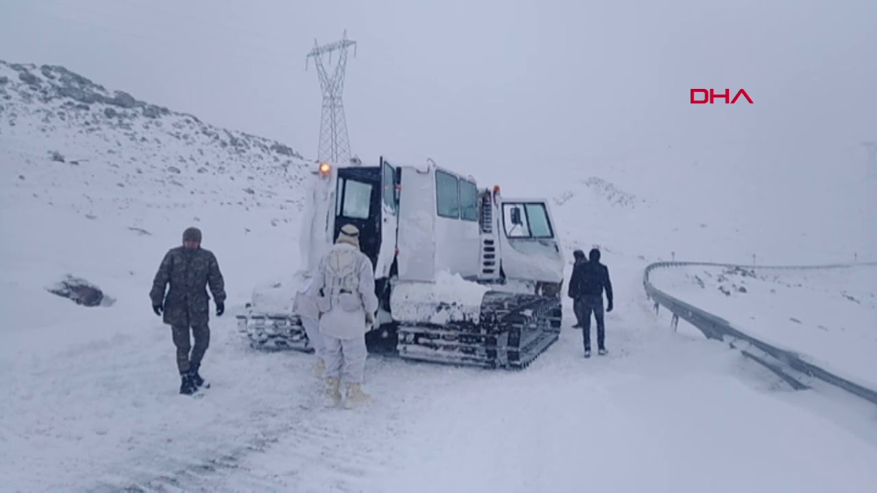 Çıldır'da karda mahsur kalanları Mehmetçik kurtardı