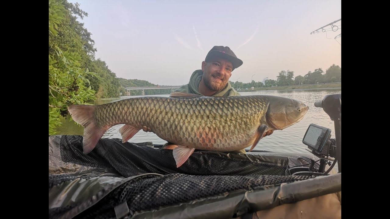 Pêche à la carpe en rivière avec le bateau cabine.   BOAT CARPFISHING.
