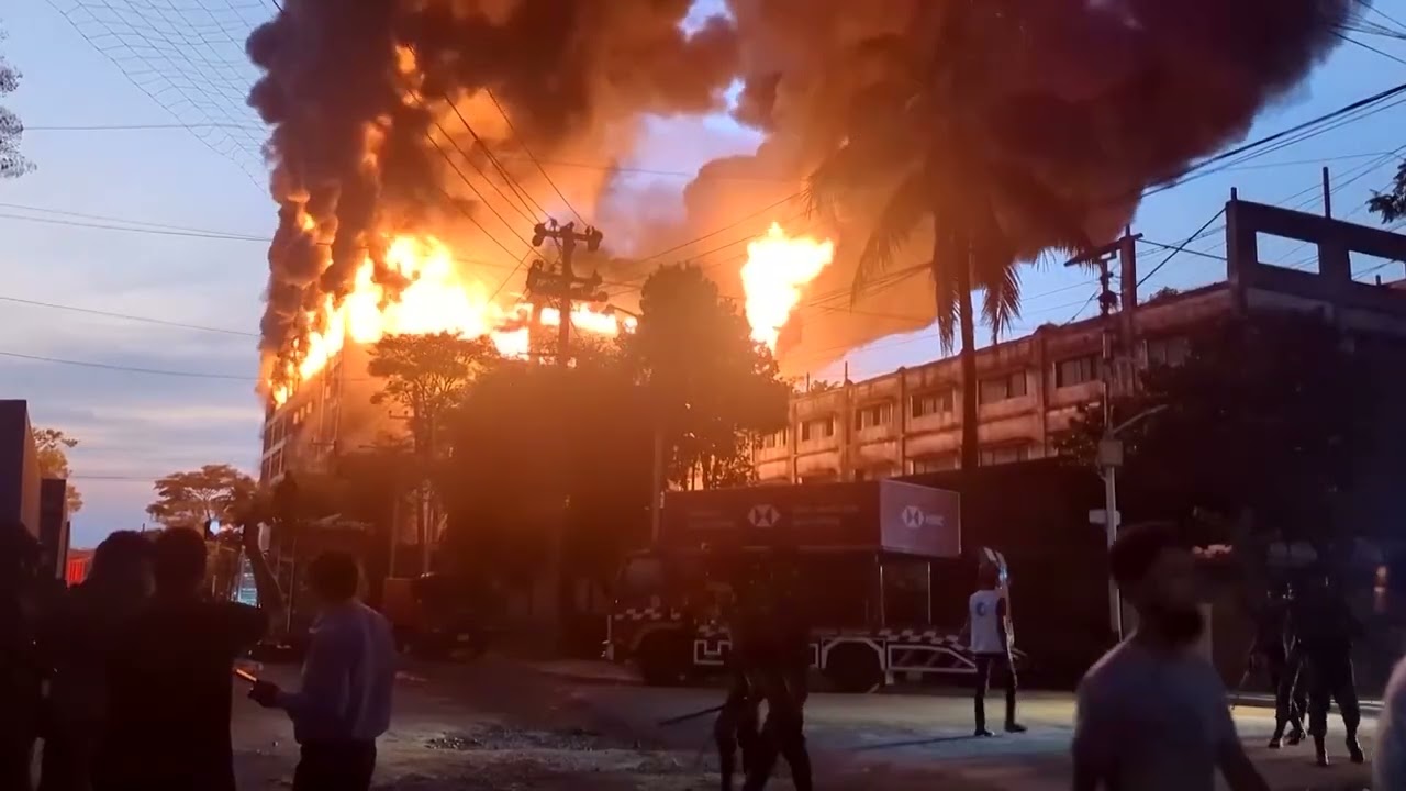 Huge blaze engulfs Bangladesh garment factory | REUTERS