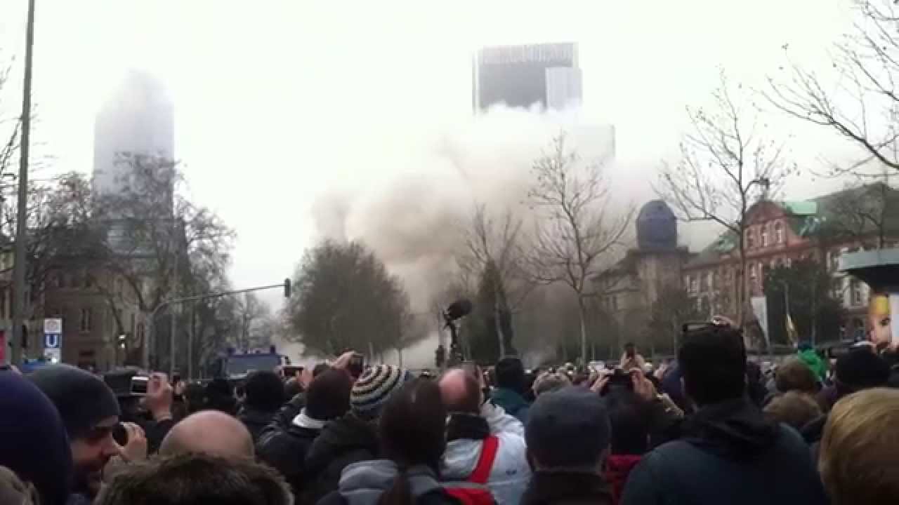 Sprengung 116 Meter Hochhaus (AfE-Turm) in Frankfurt am 02.02.2014