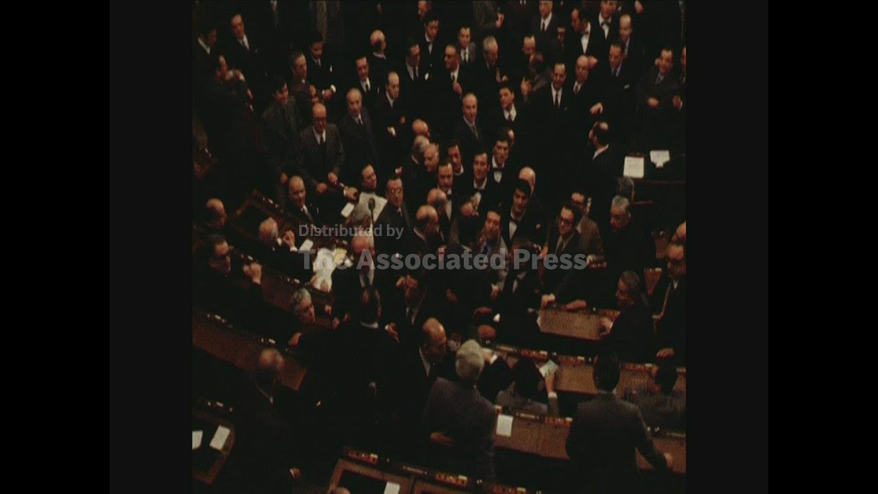 SYND 23-12-71 UPROAR IN THE ITALIAN PARLIAMENT