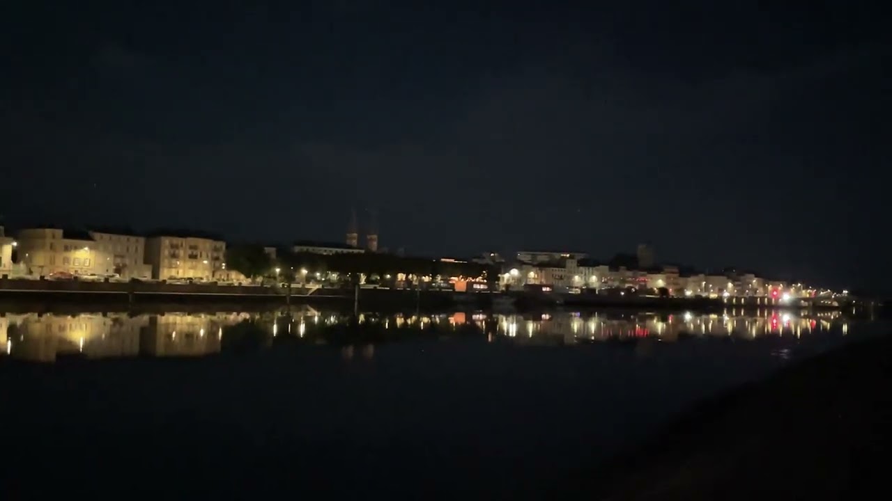 Макон (M&acirc;con). Вид на ночной город с противоположного берега ночью.