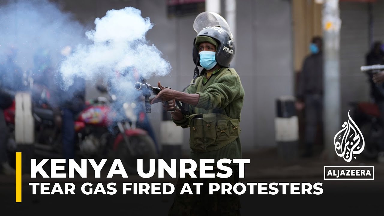 Kenyan police fire tear gas and rubber bullets against protesters in Nairobi