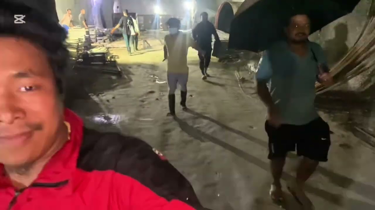 ।भोटेकोशि १ जल विद्युत आयोजनाको पानी परेको कारण पवार हाउसको गेट बन्द गर्न जादाको एक जलक