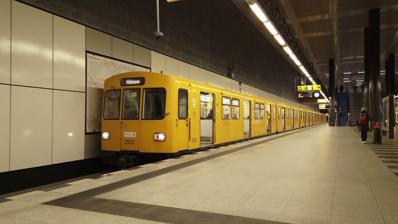 U-Bahn Berlin: Züge der Baureihe F auf der Linie U5