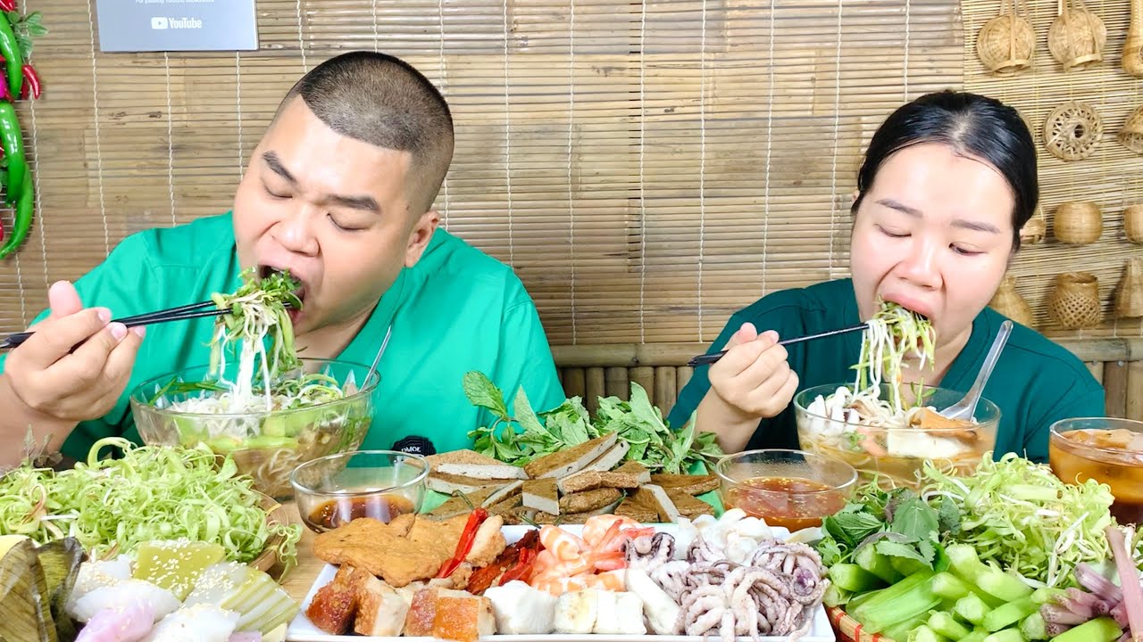 Trời Mưa Gió Vợ Chồng Ăn Tô Bún Mắm Miền Tây Nóng Hổi Topping Full Bàn Ngon Hết Nước Chấm