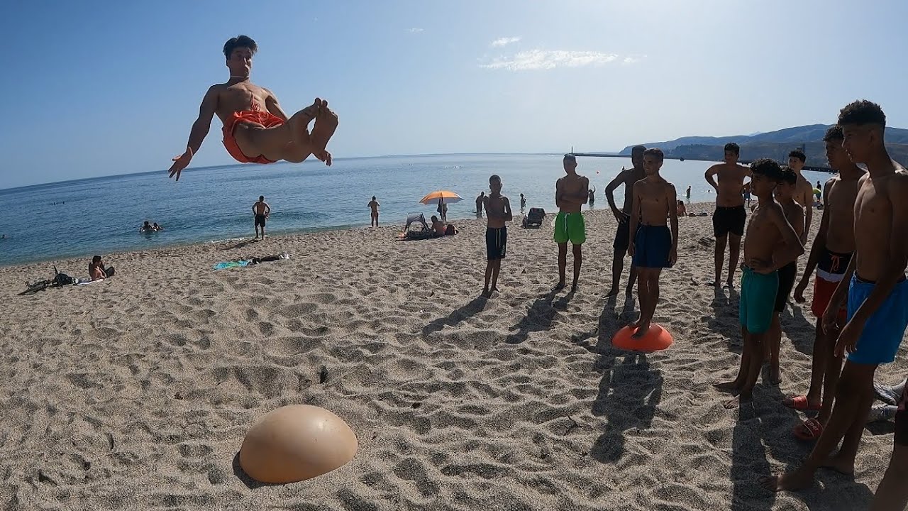 SALTOS INCREÍBLES EN LA BOYA ALMERIA (BEACH STUNTS) | TRICKERS TV