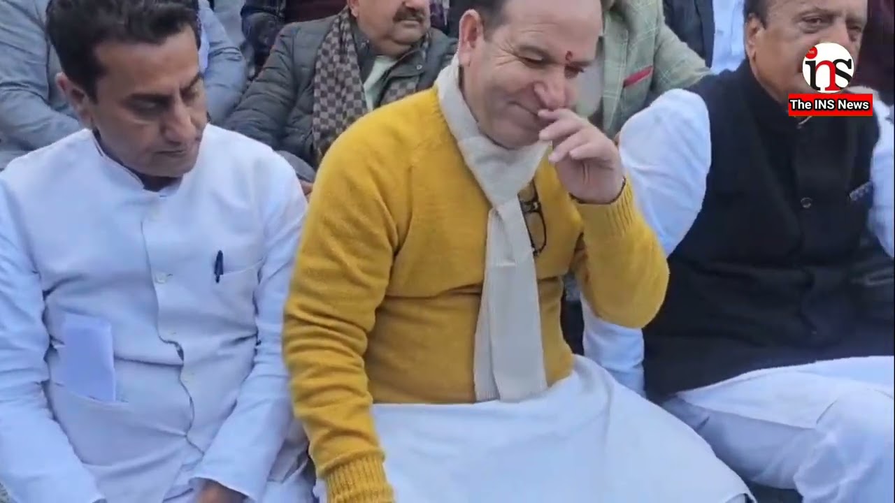 Депутаты от партии BJP провели акцию протеста перед зданием Законодательного собрания.