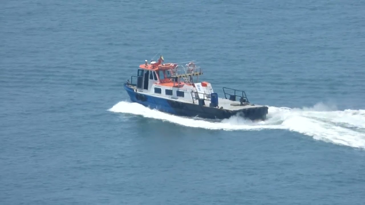 Un Peñero navega en la Bahía de Pozuelos.