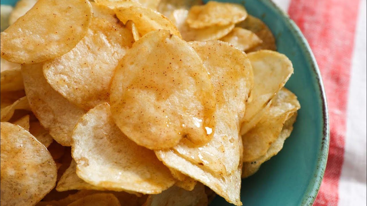 Homemade crispy potato chips in 5 minutes | chill flavoured aloo chips 