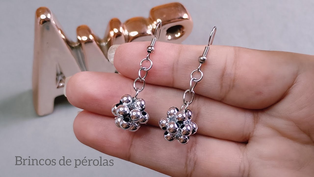 Brincos de pérolas fáceis de fazer.
