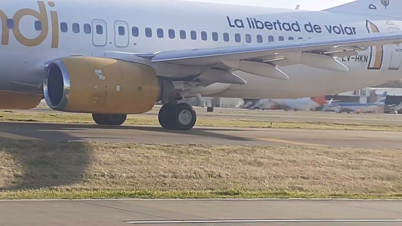Detalle motor izquierdo de Boeing 737 800 LV HKN Flybondi taxeando a pista 31