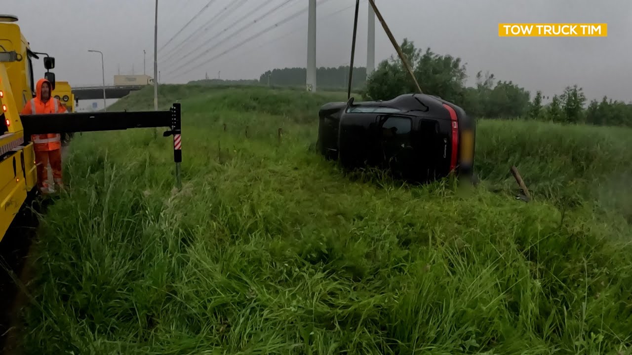 😨 #PORSCHE vliegt op zijn kop op snelweg!! Bestuurder mee met ambulance| leven van een berger! #87