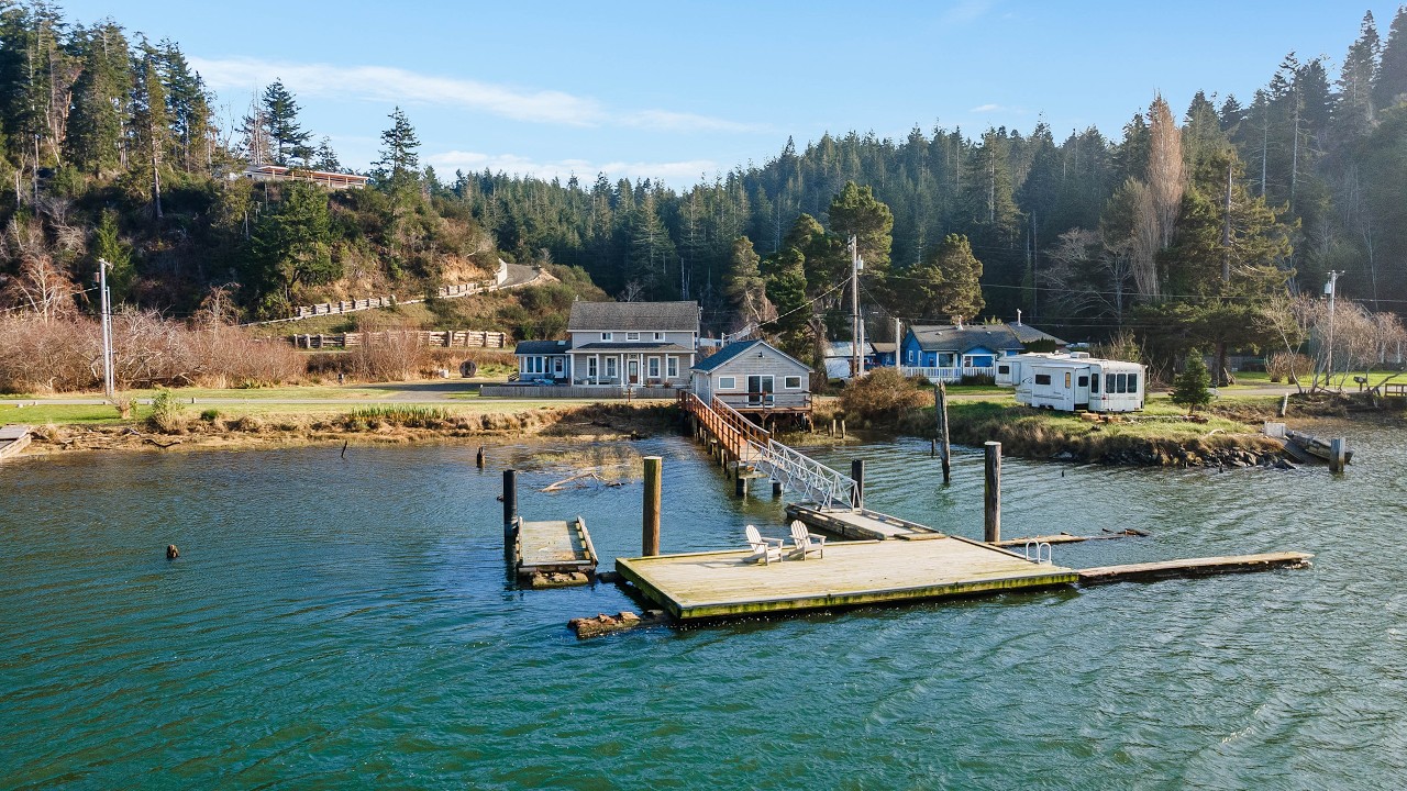 57586 Parkersburg Rd, Bandon, OR 97411