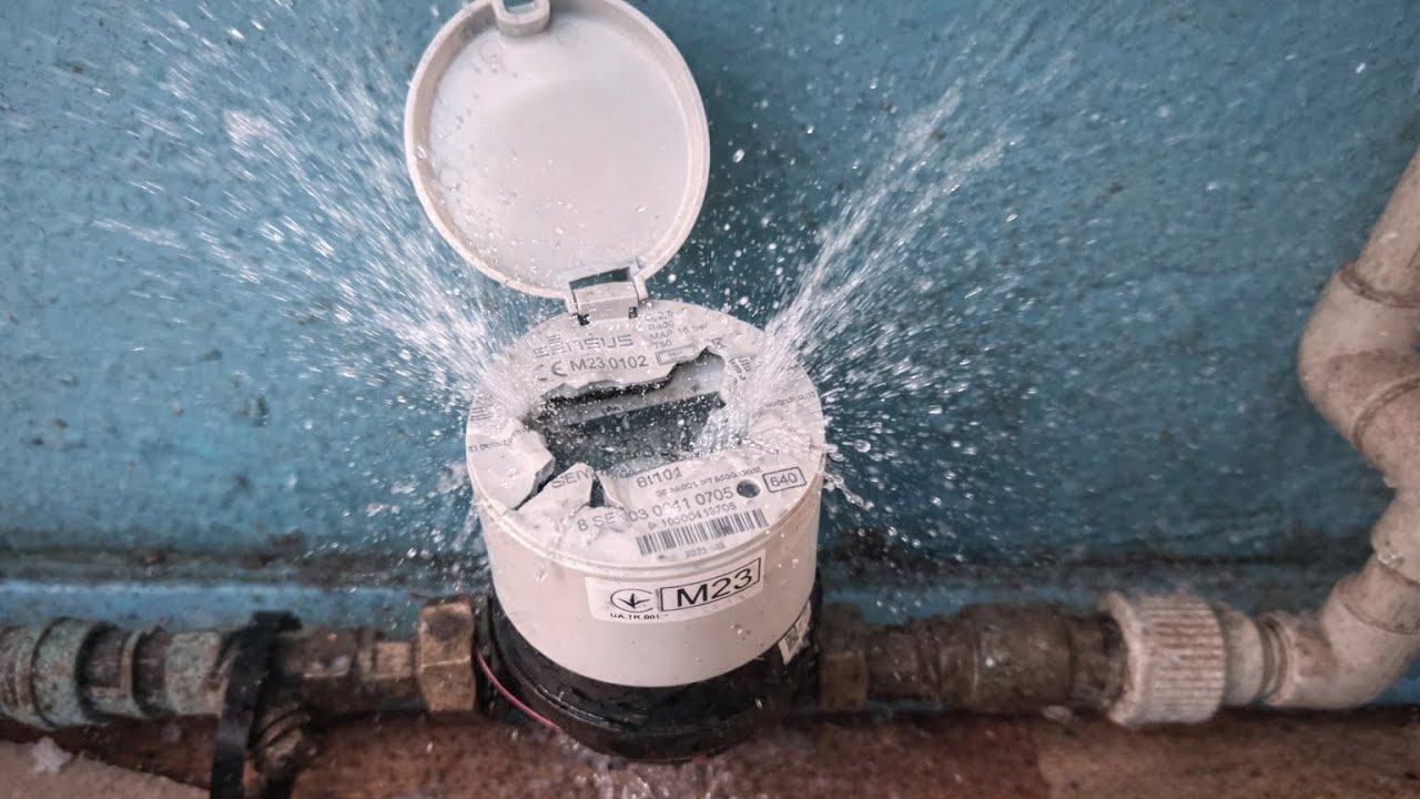 💦 Потоп у магазині! Лічильник тріснув — продавчині рятували все відрами!